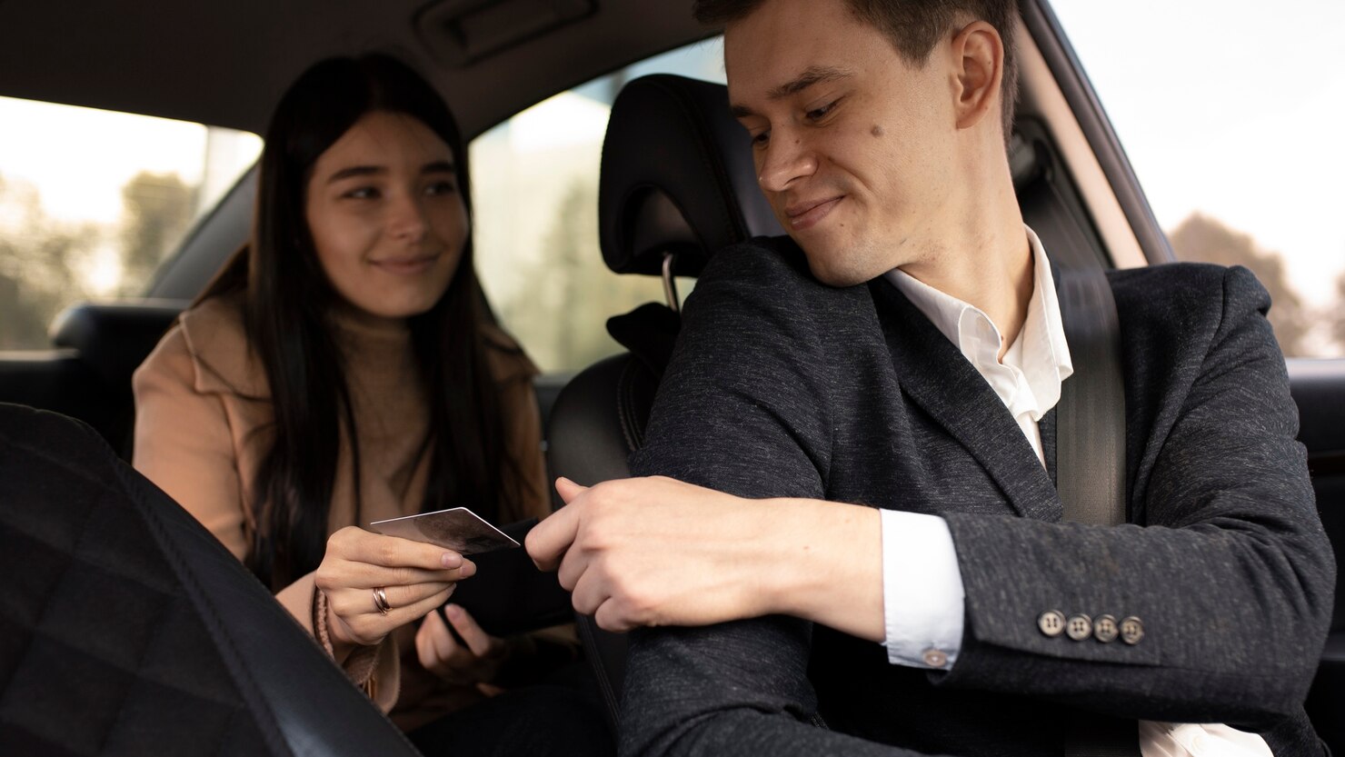 mujer que desea pagar servicios taxi 23 2149149587